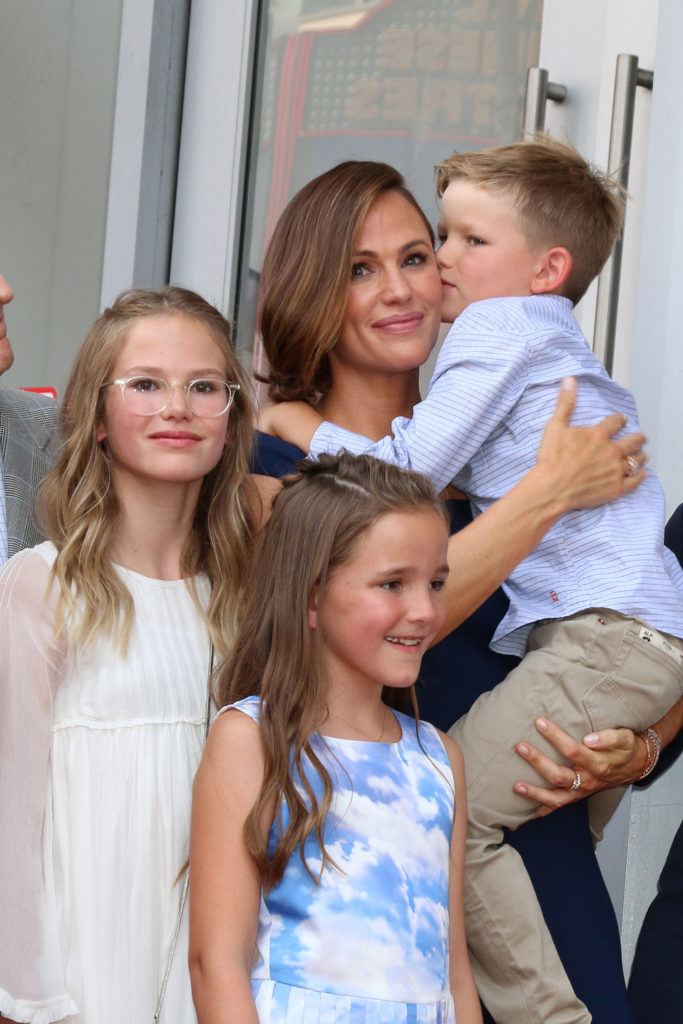 Jennifer Garner with her kids in an event 