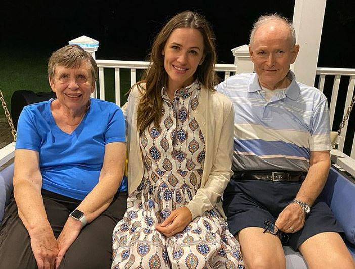 Jennifer Garner poses with her parents at their family farm