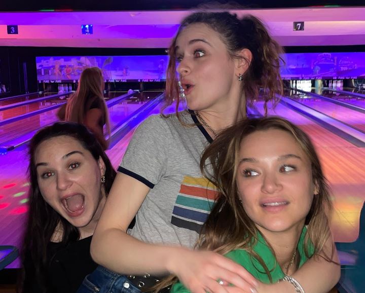 Joey King with her sisters 