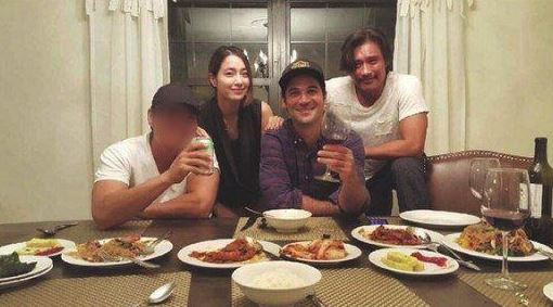 Manuel Garcia-Rulfo is having dinner with Lee Min-Jung and Lee Byung-hun