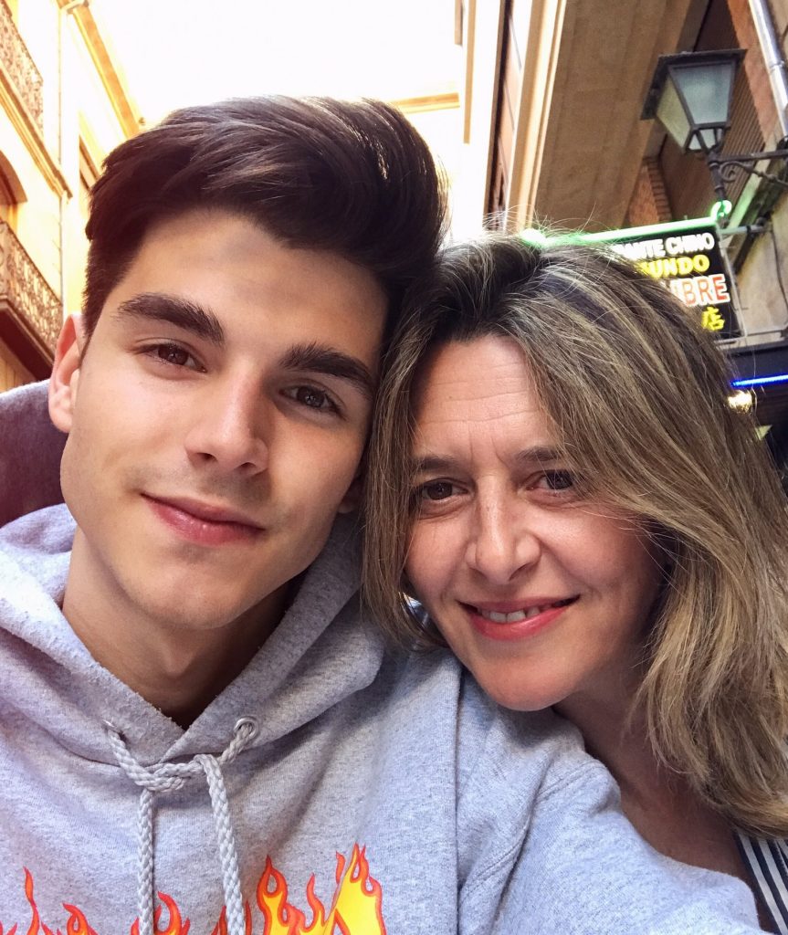 Alvaro Mel shared a picture with his mother, Yolanda Sierra on Twitter