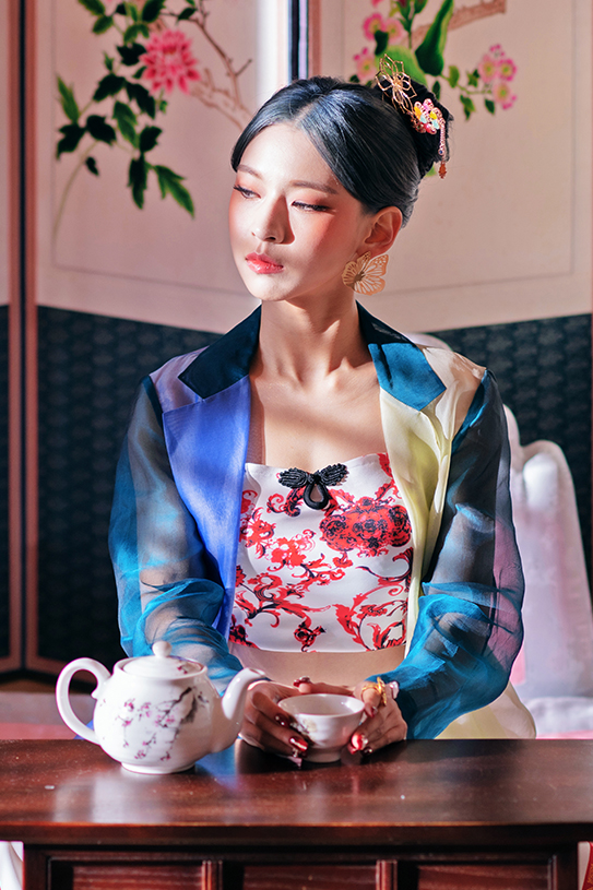 Park Yu-rim in 'Queen music video of 3YE
